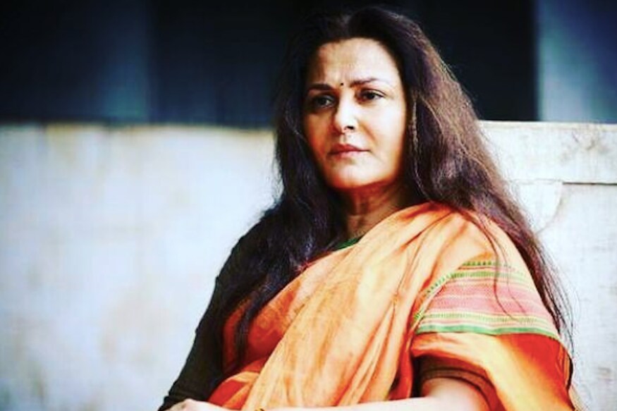 बॉलिवूडमध्ये ८० च्या दशकापासून ९० च्या दशकापर्यंत जया प्रदाचं नाणं खणखणीत चालायचं. सिनेमांतून पैसा आणि प्रसिद्धी मिळाल्यानंतर जया प्रदा यांनी १९८६ मध्ये निर्माते श्रीकांत नाहटाशी लग्न केलं. जया या आई होऊ शकत नव्हत्या. त्यामुळे त्यांनी एका मुलाला दत्तक घेतले. सध्या जया या बॉलिवूडपासून दूर असल्या तरी त्या राजकारणात सक्रिय झाल्या आहेत. यंदाच्या लोकसभा निवडणुकीत त्या भाजपकडून रामपुर येथून निवडणूक लढवत आहेत. बॉलिवूडमध्ये ८० च्या दशकापासून ९० च्या दशकापर्यंत जया प्रदाचं नाणं खणखणीत चालायचं. सिनेमांतून पैसा आणि प्रसिद्धी मिळाल्यानंतर जया प्रदा यांनी १९८६ मध्ये निर्माते श्रीकांत नाहटाशी लग्न केलं. जया या आई होऊ शकत नव्हत्या. त्यामुळे त्यांनी एका मुलाला दत्तक घेतले. सध्या जया या बॉलिवूडपासून दूर असल्या तरी त्या राजकारणात सक्रिय झाल्या आहेत. यंदाच्या लोकसभा निवडणुकीत त्या भाजपकडून रामपुर येथून निवडणूक लढवत आहेत.