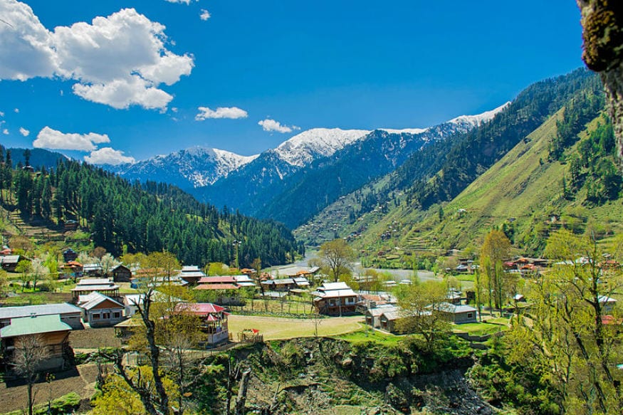 काश्मीर - पृथ्वीवरचा स्वर्ग म्हटलं जातं ते काश्मीर. तिथे तुम्ही नक्की जा. दल लेक, गुलमर्ग, सोनमर्ग इथला नजारा बघतच राहावा असं वाटतं. काश्मीर - पृथ्वीवरचा स्वर्ग म्हटलं जातं ते काश्मीर. तिथे तुम्ही नक्की जा. दल लेक, गुलमर्ग, सोनमर्ग इथला नजारा बघतच राहावा असं वाटतं.