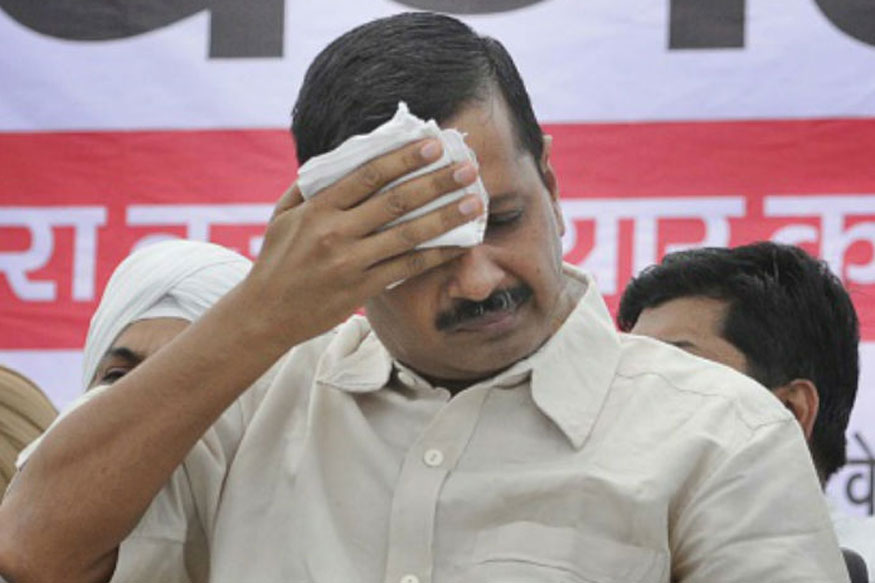 याच वर्षी छत्रसाल स्टेडियममध्ये केजरीवाल भाषण करत होते तेव्हा एका तरुणीने त्यांच्यावर शाई फेकली. याच वर्षी छत्रसाल स्टेडियममध्ये केजरीवाल भाषण करत होते तेव्हा एका तरुणीने त्यांच्यावर शाई फेकली.