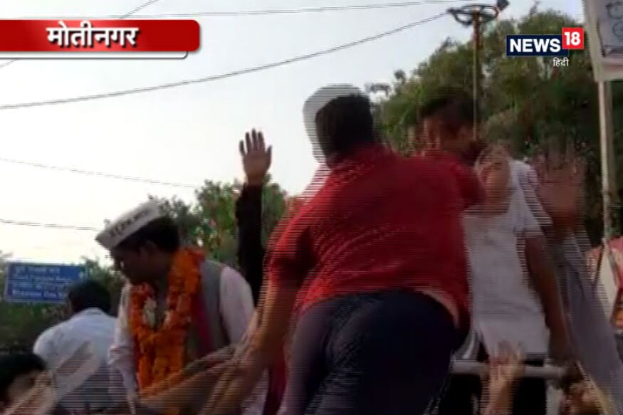 दिल्लीचे मुख्यमंत्री अरविंद केजरीवाल यांच्यावर एका रोड शो मध्ये सुरेश नावाच्या एका व्यक्तीने हल्ला केला. त्याने केजरीवाल यांना थप्पड मारली. पण केजरीवाल यांच्यावर गेल्या 8 वर्षांत अनेक वेळा असे हल्ले झाले आहेत. दिल्लीचे मुख्यमंत्री अरविंद केजरीवाल यांच्यावर एका रोड शो मध्ये सुरेश नावाच्या एका व्यक्तीने हल्ला केला. त्याने केजरीवाल यांना थप्पड मारली. पण केजरीवाल यांच्यावर गेल्या 8 वर्षांत अनेक वेळा असे हल्ले झाले आहेत.