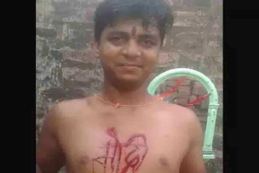 नरेंद्र मोदींचा ‘जबरा फॅन’; छातीवर चाकूनं लिहिलं ‘मोदी’