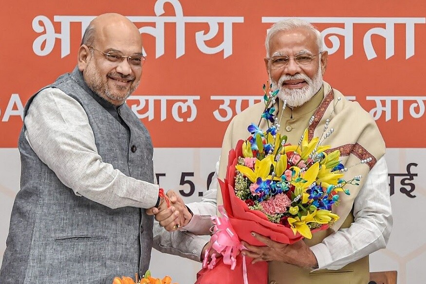 2019 च्या लोकसभेत मोदी त्सुनामीत काँग्रेससह इतर पक्षांची धूळदाण उडाली. देशातील या मोठ्या घडामोडीचं वार्तांकन करताना वृत्तपत्रांनी पहिल्या पानावर वेगवेगळ्या प्रकारे कशी दखल घेतली ते पाहण्यासारखं आहे. 2019 च्या लोकसभेत मोदी त्सुनामीत काँग्रेससह इतर पक्षांची धूळदाण उडाली. देशातील या मोठ्या घडामोडीचं वार्तांकन करताना वृत्तपत्रांनी पहिल्या पानावर वेगवेगळ्या प्रकारे कशी दखल घेतली ते पाहण्यासारखं आहे.