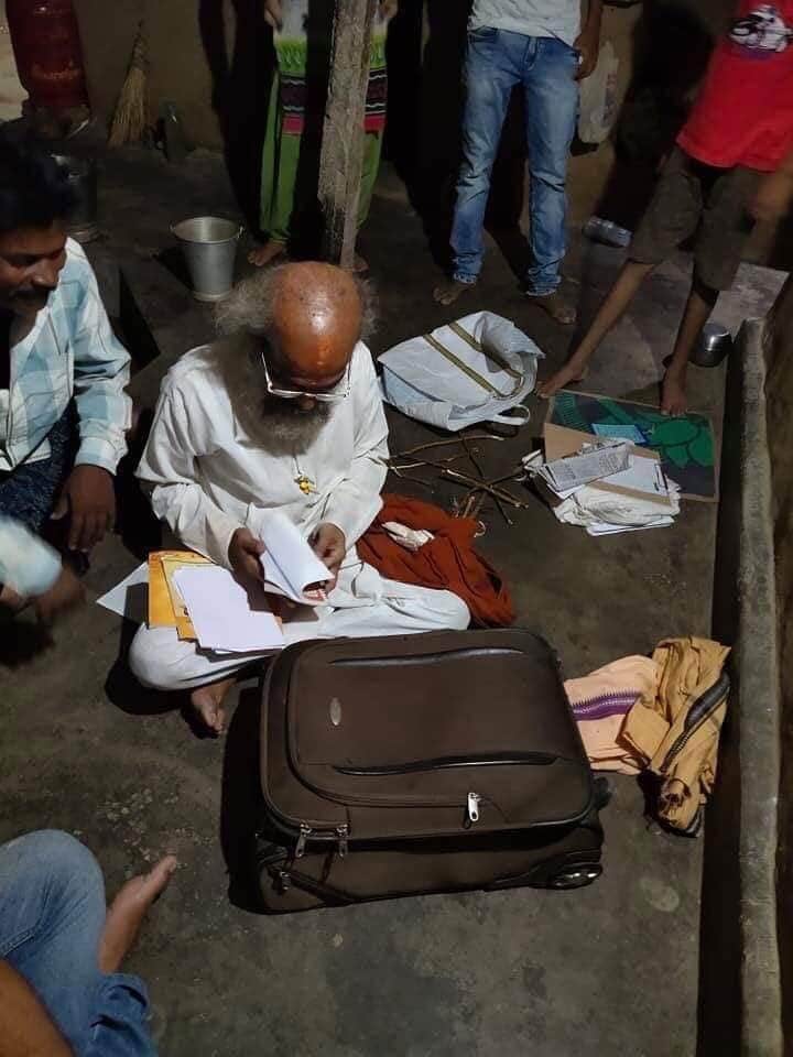 सोशल मीडियावर प्रचापचंद्र सारंगी यांच्याबद्दल जोरदार चर्चा आहे. त्यांना ओडिशाचे मोदी म्हणून देखील ओळखले जाते. त्यांनी लग्न देखील केलेलं नाही. आज देखील ते झोपडीत राहतात. त्यांची आर्थिक स्थिती अजिबात चांगली नाही. सोशल मीडियावर प्रचापचंद्र सारंगी यांच्याबद्दल जोरदार चर्चा आहे. त्यांना ओडिशाचे मोदी म्हणून देखील ओळखले जाते. त्यांनी लग्न देखील केलेलं नाही. आज देखील ते झोपडीत राहतात. त्यांची आर्थिक स्थिती अजिबात चांगली नाही.