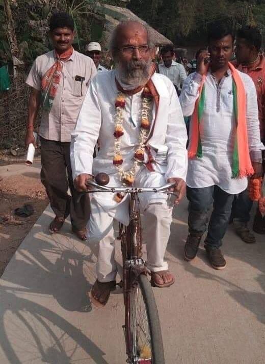 सारंगी हे सायकलवरून प्रवास करतात. त्यांनी बालासोर आणि मयूरभंज जिल्ह्यातील आदिवासी भागात शाळा बांधल्या आहेत. वैयक्तिक गरजा कमीत कमी ठेवल्या आहेत. सारंगी हे सायकलवरून प्रवास करतात. त्यांनी बालासोर आणि मयूरभंज जिल्ह्यातील आदिवासी भागात शाळा बांधल्या आहेत. वैयक्तिक गरजा कमीत कमी ठेवल्या आहेत.