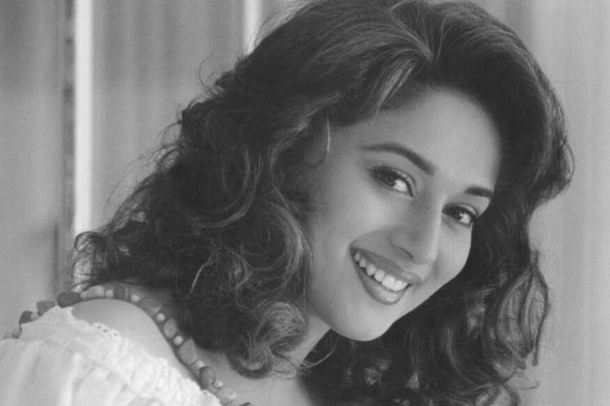 बॉलिवूड कलाकार आणि त्यांचे चाहते यांच्यात एक अजब नातं असतं. चाहते आपल्या आवडत्या कलाकारांसाठी वाट्टेल ते करायला तयार असतात. आज बॉलिवूडची धकधक गर्ल माधुरी दीक्षित ५२ वर्षांची झाली. माधुरीकडे पाहून तिच्या वयाचा अंदाज लावता येणं शक्य नाही. बॉलिवूड कलाकार आणि त्यांचे चाहते यांच्यात एक अजब नातं असतं. चाहते आपल्या आवडत्या कलाकारांसाठी वाट्टेल ते करायला तयार असतात. आज बॉलिवूडची धकधक गर्ल माधुरी दीक्षित ५२ वर्षांची झाली. माधुरीकडे पाहून तिच्या वयाचा अंदाज लावता येणं शक्य नाही.