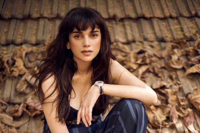 बॉलिवूड अभिनेत्री अदिती राव हैदरीला करिअरच्या सुरुवातीला अनेक वाईट अनुभवांना सामोरं जावं होतं. तिने यातलेच काही अनुभव आता शेअर केले आहेत. 1011मध्ये आलेल्या ये साली जिंदगी सिनेमातून अदितीने बॉलिवूडमध्ये पदार्पण केलं.