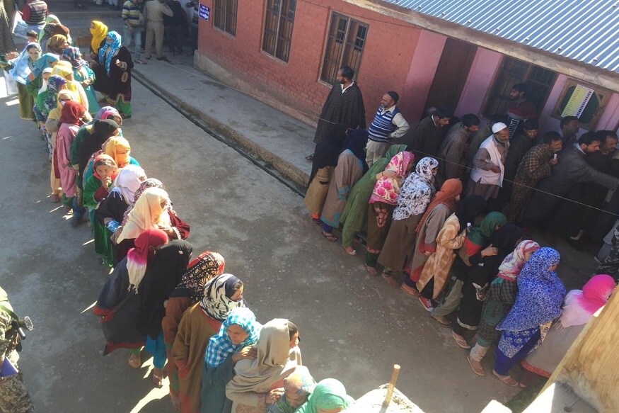सकाळी 7 वाजल्यापासून मतदानाला सुरूवात झाली असून लोकांच्या रांगा मतदान केंद्राबाहेर लागल्याचं चित्र पाहायाला मिळत आहे. सकाळी 7 वाजल्यापासून मतदानाला सुरूवात झाली असून लोकांच्या रांगा मतदान केंद्राबाहेर लागल्याचं चित्र पाहायाला मिळत आहे.