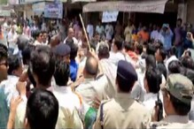 VIDEO: काँग्रेस-भाजप कार्यकर्त्यांनी एकमेकांना धू-धू धुतलं, पोलिसांनीही केले हात साफ VIDEO: काँग्रेस-भाजप कार्यकर्त्यांनी एकमेकांना धू-धू धुतलं, पोलिसांनीही केले हात साफ