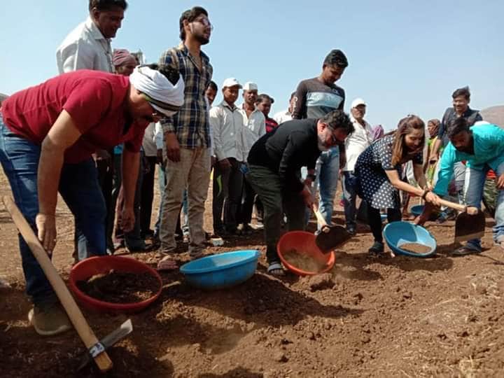 सिन्नर तालूक्यातील धोंडीबार गावात पानी फाउंडेशनसाठी दिग्दर्शक रवी जाधव, पत्नी मेघना जाधव आणि अभिनेता भारत गणेशपुरे यांनी श्रमदान केलं. सिन्नर तालूक्यातील धोंडीबार गावात पानी फाउंडेशनसाठी दिग्दर्शक रवी जाधव, पत्नी मेघना जाधव आणि अभिनेता भारत गणेशपुरे यांनी श्रमदान केलं.