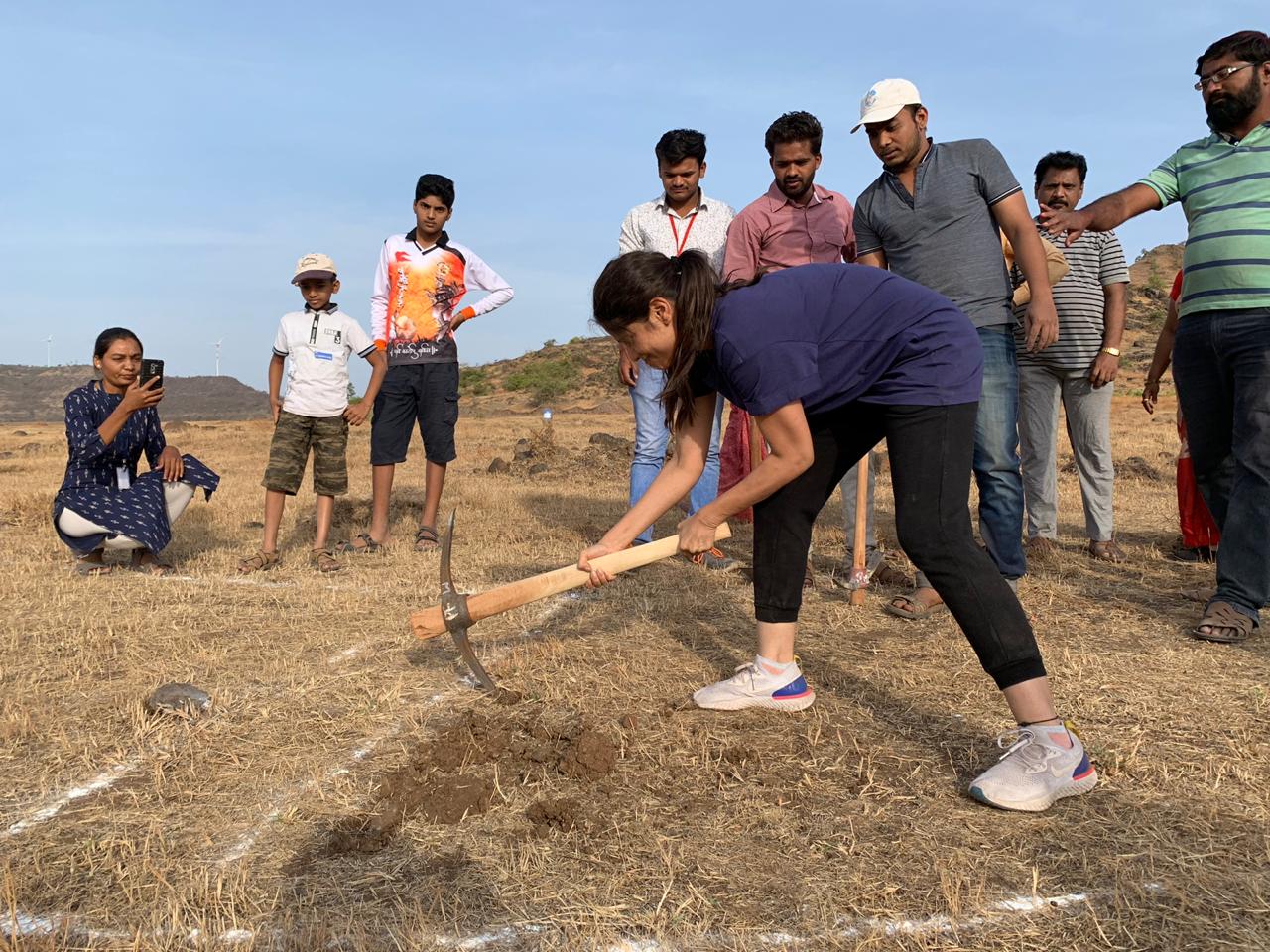 महाराष्ट्र दिनाचं औचित्य साधून मराठी सिनेसृष्टीतील अनेक स्टार महाराष्ट्रातील अनेक भागात श्रमदान करायला गेले. महाराष्ट्र दिनाचं औचित्य साधून मराठी सिनेसृष्टीतील अनेक स्टार महाराष्ट्रातील अनेक भागात श्रमदान करायला गेले.