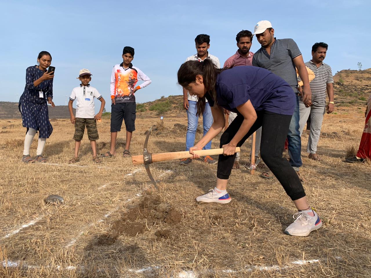 २०१६ पासून अनेक गावं फाउंडेशनच्या वॉटर कप स्पर्धेत आवर्जुन सहभाग घेत आहेत. यात कलाकारही ग्रामस्थांना मदत करण्यासाठी आणि श्रमदान करण्यासाठी आवर्जुन दुष्काळी भागाला भेट देतात २०१६ पासून अनेक गावं फाउंडेशनच्या वॉटर कप स्पर्धेत आवर्जुन सहभाग घेत आहेत. यात कलाकारही ग्रामस्थांना मदत करण्यासाठी आणि श्रमदान करण्यासाठी आवर्जुन दुष्काळी भागाला भेट देतात