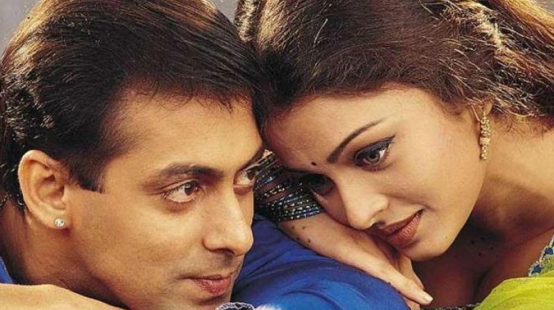 सलमानचं हिंसक वागणं- 2001 मध्ये अशी एक घटना घडली की सलमानचा रागीट चेहरा सर्वांसमोर आला. एकदिवस सलमान ऐश्वर्याच्या घराबाहेर पोहोचला आणि मध्यरात्री तीन वाजेपर्यंत तो तिचा दरवाजा जोरजोरात वाजवत राहिला. तो सारखा घरात घेण्याचं बोलत होता. सलमानचं हिंसक वागणं- 2001 मध्ये अशी एक घटना घडली की सलमानचा रागीट चेहरा सर्वांसमोर आला. एकदिवस सलमान ऐश्वर्याच्या घराबाहेर पोहोचला आणि मध्यरात्री तीन वाजेपर्यंत तो तिचा दरवाजा जोरजोरात वाजवत राहिला. तो सारखा घरात घेण्याचं बोलत होता.