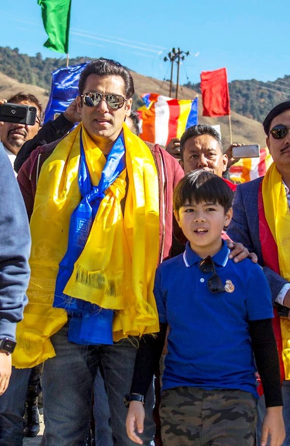 जर सलमान असा खरंच विचार करत असेल तर त्याच्या चाहत्यांसाठी ही सर्वात मोठी आनंदाची बातमी असेल यात काही शंका नाही. कारण त्याचा प्रत्येक चाहता हा सलमानच्या लग्नाची आणि त्याच्या बाळाची आतुरतेने वाट पाहत आहे. जर सलमान असा खरंच विचार करत असेल तर त्याच्या चाहत्यांसाठी ही सर्वात मोठी आनंदाची बातमी असेल यात काही शंका नाही. कारण त्याचा प्रत्येक चाहता हा सलमानच्या लग्नाची आणि त्याच्या बाळाची आतुरतेने वाट पाहत आहे.
