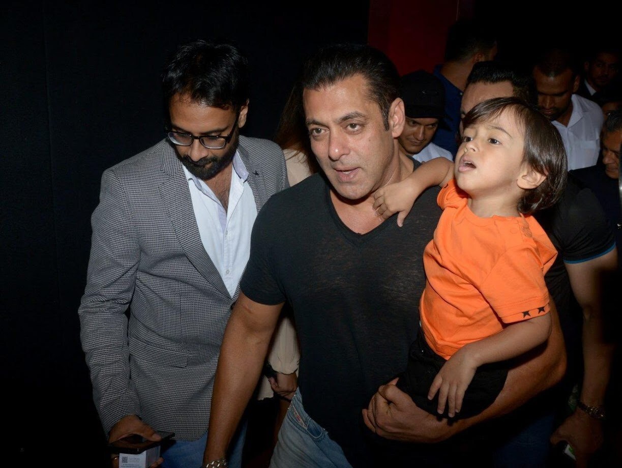 सलमानच्याआधी सरोगसीद्वारे करण जोहर, तुषार कपूर, आमिर खान, शाहरुख खान, एकता कपूर, सनी लिओनी हे आई- बाप झाले आहेत. सलमानच्याआधी सरोगसीद्वारे करण जोहर, तुषार कपूर, आमिर खान, शाहरुख खान, एकता कपूर, सनी लिओनी हे आई- बाप झाले आहेत.