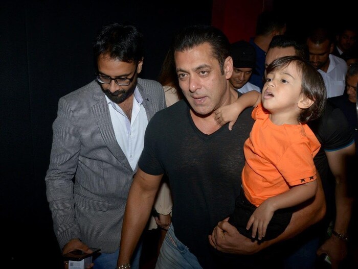 सलमानच्याआधी सरोगसीद्वारे करण जोहर, तुषार कपूर, आमिर खान, शाहरुख खान, एकता कपूर, सनी लिओनी हे आई- बाप झाले आहेत. 