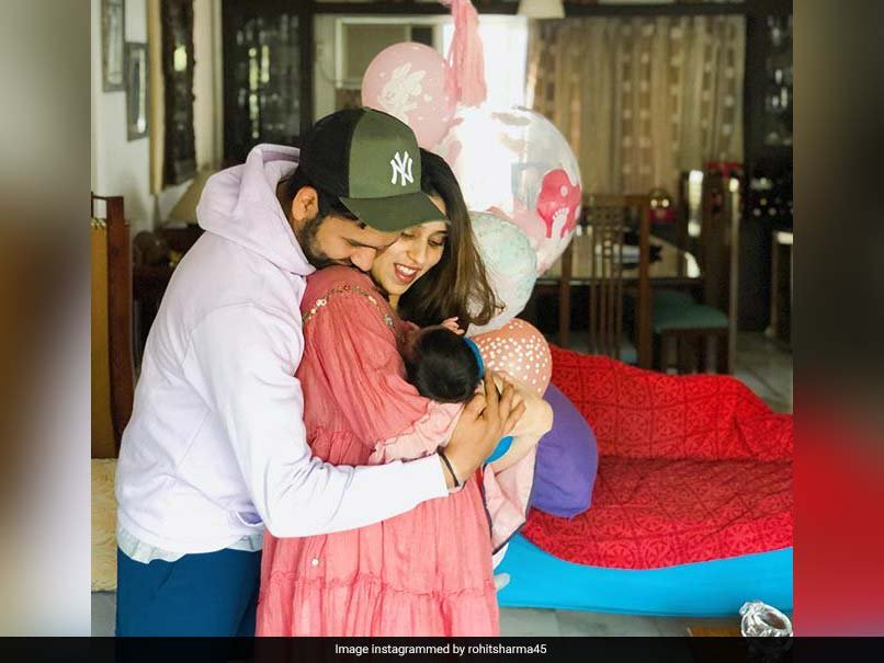भारतीय संघातील हिटमॅन रोहित शर्मा आणि रितिका सजदेह या दाम्पत्याला डिसेंबर महिन्यात कन्यारत्न प्राप्ती झाली. त्यांनी तिचं नाव समायरा असं ठेवलं. भारतीय संघातील हिटमॅन रोहित शर्मा आणि रितिका सजदेह या दाम्पत्याला डिसेंबर महिन्यात कन्यारत्न प्राप्ती झाली. त्यांनी तिचं नाव समायरा असं ठेवलं.