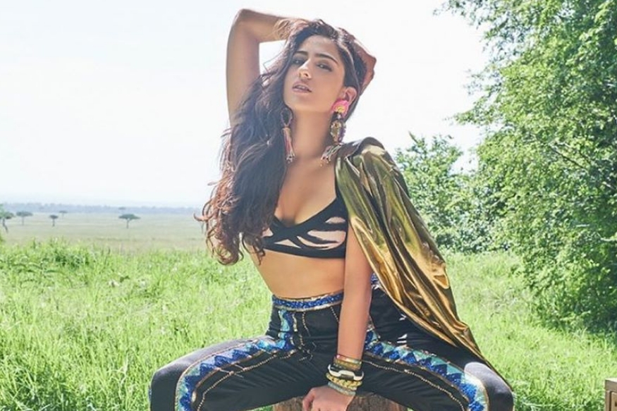 इतकचं नाही तर स्विमिंग पूलच्या किनाऱ्यावर योगा करीत असतानाचे फोटोही तिने शेअर केले होते.