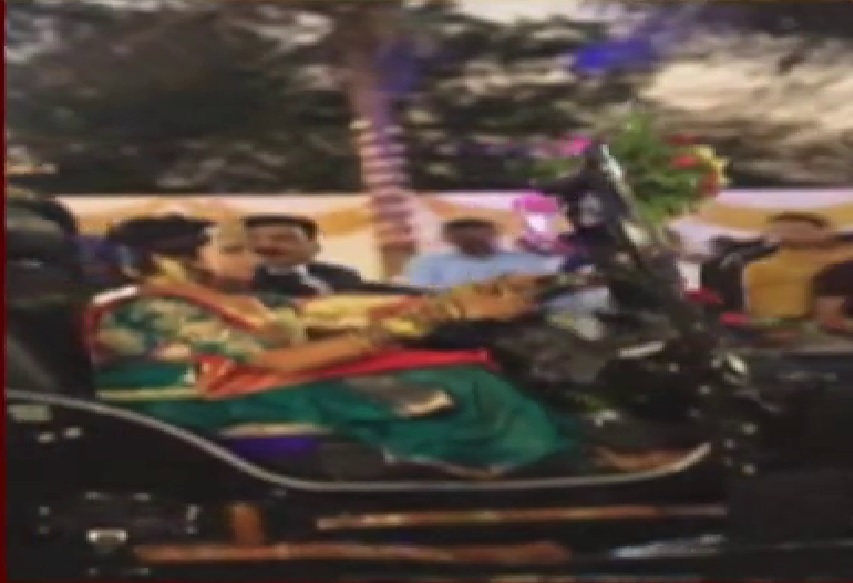 ओपन जीप चालवत नवरी थेट लग्न मंडपात अवतरली, VIDEO व्हायरल