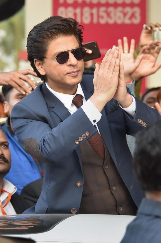 या सगळ्यात अशा सहा अभिनेत्री आहेत, ज्यांनी शाहरुखसोबत सुपरहिट सिनेमांमध्ये काम केले. पण आज त्या या जगात नाहीत. आज आम्ही तुम्हाला त्याच सहा अभिनेत्रींबद्दल सांगणार आहोत. या सगळ्यात अशा सहा अभिनेत्री आहेत, ज्यांनी शाहरुखसोबत सुपरहिट सिनेमांमध्ये काम केले. पण आज त्या या जगात नाहीत. आज आम्ही तुम्हाला त्याच सहा अभिनेत्रींबद्दल सांगणार आहोत.