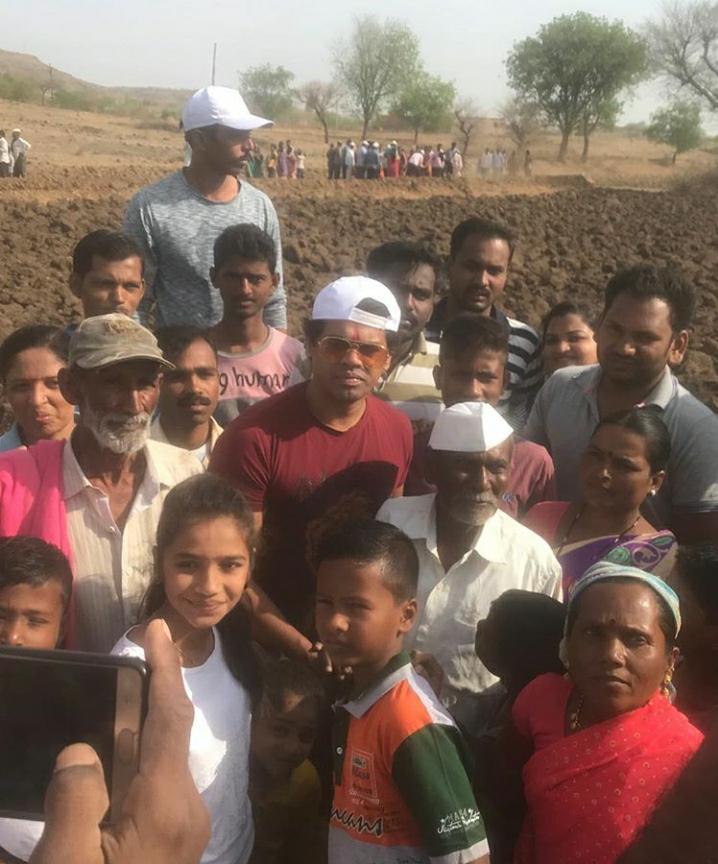 साता-यातील शिंदी बुद्रूक गावात अभिनेता सिद्धार्थ जाधव आणि सोनाली कुलकर्णी यांनी केलं महाश्रमदान साता-यातील शिंदी बुद्रूक गावात अभिनेता सिद्धार्थ जाधव आणि सोनाली कुलकर्णी यांनी केलं महाश्रमदान