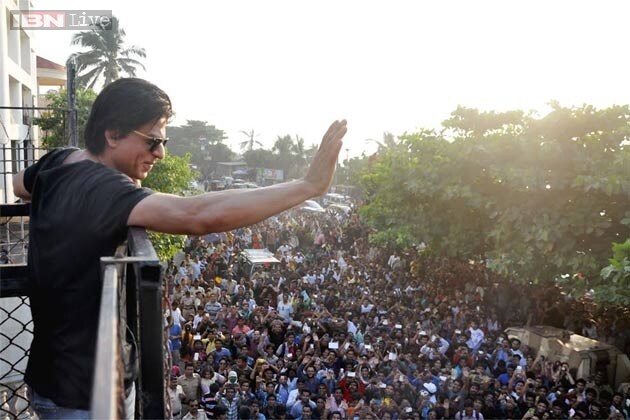 ‘जेव्हा मी मुंबईत आलो तेव्हा मी छोट्या अपार्टमेन्टमध्ये पत्नी गौरीसोबत राहत होतो. माझी सासू नेहमी मला म्हणायची की तुम्ही एवढ्या लहान घरात कसं काय राहता. जेव्हा मी मन्नत पाहिला तेव्हा माझ्या मनात पहिली गोष्ट कोणती आली असेल तर ती ही होती की दिल्लीसारखं घर.’ ‘जेव्हा मी मुंबईत आलो तेव्हा मी छोट्या अपार्टमेन्टमध्ये पत्नी गौरीसोबत राहत होतो. माझी सासू नेहमी मला म्हणायची की तुम्ही एवढ्या लहान घरात कसं काय राहता. जेव्हा मी मन्नत पाहिला तेव्हा माझ्या मनात पहिली गोष्ट कोणती आली असेल तर ती ही होती की दिल्लीसारखं घर.’