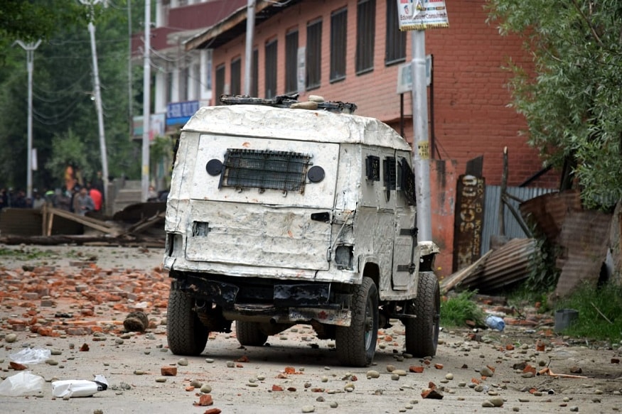 चकमकीनंतर दहशतवाद्यांकडील शस्त्रसाठा देखील जप्त करण्यात आला आहे. या भागात आता कर्फ्यु लावण्यात आला असून इंटरनेट सेवा देखील खंडित करण्यात आली आहे. चकमकीनंतर दहशतवाद्यांकडील शस्त्रसाठा देखील जप्त करण्यात आला आहे. या भागात आता कर्फ्यु लावण्यात आला असून इंटरनेट सेवा देखील खंडित करण्यात आली आहे.
