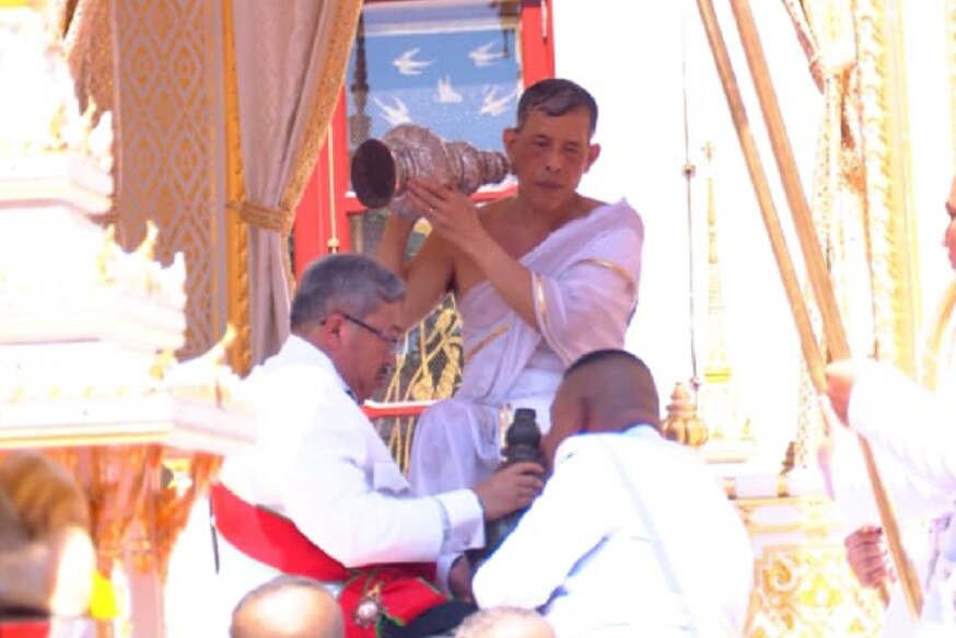 या राज्याभिषेक सोहळ्यात नव्या राजाची हिंदू परंपरेनुसार पूजा झाली. यावेळी त्यांना पवित्र स्नान घालण्यात आलं. त्यासाठी थायलंटमधील 180 ठिकाणांहून पाणी आणण्यात आलं होतं. या राज्याभिषेक सोहळ्यात नव्या राजाची हिंदू परंपरेनुसार पूजा झाली. यावेळी त्यांना पवित्र स्नान घालण्यात आलं. त्यासाठी थायलंटमधील 180 ठिकाणांहून पाणी आणण्यात आलं होतं.