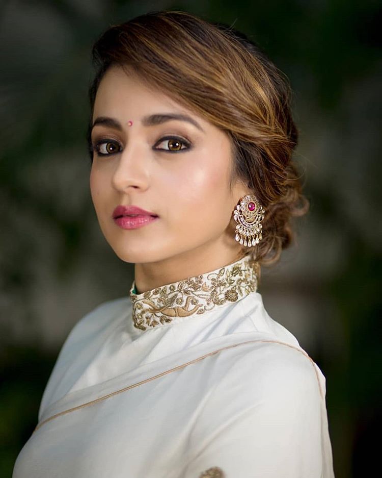 त्रिशा कृष्णन- त्रिशाने चेन्नईच्या सेक्रेड हार्ट मर्टिक्युलेशन स्कुलमधून शिक्षण घेतलं. त्यानंतर तिने चेन्नईतील एथिराज कॉलेज फॉर वुमन येथून बॅचलर ऑफ बिझनेस अडमिनिस्ट्रेशनचा कोर्स केला. त्रिशा कृष्णन- त्रिशाने चेन्नईच्या सेक्रेड हार्ट मर्टिक्युलेशन स्कुलमधून शिक्षण घेतलं. त्यानंतर तिने चेन्नईतील एथिराज कॉलेज फॉर वुमन येथून बॅचलर ऑफ बिझनेस अडमिनिस्ट्रेशनचा कोर्स केला.