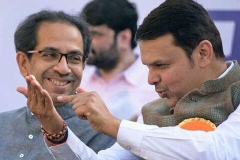 सर्वोच्च न्यायालयाने मराठा आरक्षणास दिलेली अंतरिम स्थगिती उठविण्यासाठी एकजुटीने आणि विरोधी पक्षासह, विविध संस्था, संघटना तसेच विधीज्ज्ञ अशा घटकांशी समन्वय साधून प्रयत्न करण्याचा निर्णय मुख्यमंत्री उद्धव ठाकरे यांच्या अध्यक्षतेखाली झालेल्या बैठकीत घेण्यात आला.
