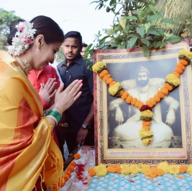 बॉलिवूडमध्ये यशस्वी करिअरनंतर बराच काळ मोठ्या पडद्यापासून दूर असलेल्या उर्मिला मातोंडकर यांनी काही दिवसांपूर्वी राजकीय क्षेत्रात पाऊल टाकलं. त्यांनी 27 मार्चला राहुल गांधी यांच्या उपस्थितीत राष्ट्रीय काँग्रेसमध्ये प्रवेश केला. बॉलिवूडमध्ये यशस्वी करिअरनंतर बराच काळ मोठ्या पडद्यापासून दूर असलेल्या उर्मिला मातोंडकर यांनी काही दिवसांपूर्वी राजकीय क्षेत्रात पाऊल टाकलं. त्यांनी 27 मार्चला राहुल गांधी यांच्या उपस्थितीत राष्ट्रीय काँग्रेसमध्ये प्रवेश केला.