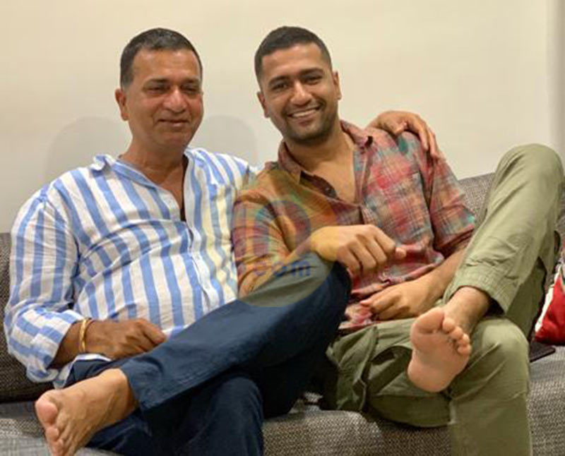 विकीचे वडील श्याम कौशल हे ९० च्या दशकात बॉलिवूडमध्ये स्टंटमॅन म्हणून काम करायचे. आता श्याम कौशल हे दिग्दर्शनातही उतरले आहेत. इन डॉट कॉमशी बोलताना श्याम यांनी विकीच्या लहानपणीच्या आठवणींना उजाळा दिला. विकीचे वडील श्याम कौशल हे ९० च्या दशकात बॉलिवूडमध्ये स्टंटमॅन म्हणून काम करायचे. आता श्याम कौशल हे दिग्दर्शनातही उतरले आहेत. इन डॉट कॉमशी बोलताना श्याम यांनी विकीच्या लहानपणीच्या आठवणींना उजाळा दिला.