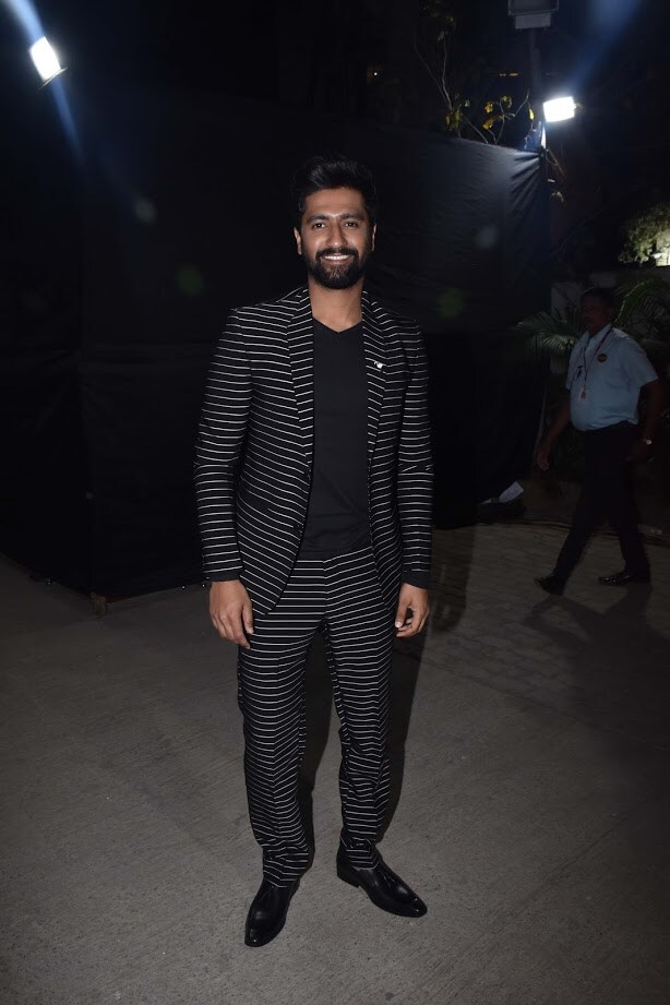 ‘करिनापासून मलायका अरोरापर्यंत सारेच ड्रेस कोडमध्ये आले होते. आम्हा तिघांना कोणत्या तरी पडद्यामागे लपून जावं असंच वाटत होतं. पार्टीत कोणी आम्हाला यावरून बोलू नये याचीच आम्ही तिघं प्रार्थना करत होतो. मी खरं सांगतो त्याक्षणी मला खरंच लाज वाटत होती.’ ‘करिनापासून मलायका अरोरापर्यंत सारेच ड्रेस कोडमध्ये आले होते. आम्हा तिघांना कोणत्या तरी पडद्यामागे लपून जावं असंच वाटत होतं. पार्टीत कोणी आम्हाला यावरून बोलू नये याचीच आम्ही तिघं प्रार्थना करत होतो. मी खरं सांगतो त्याक्षणी मला खरंच लाज वाटत होती.’