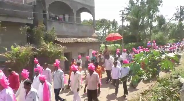 लग्नसराईत आपलं लग्न खूप चांगलं, नियोजनपूर्ण, विनाविघ्न पार पडावं आणि आयुष्यभर सर्वांच्या लक्षात राहावं अशी प्रत्येक मुलीच्या वडिलांची इच्छा असते. त्यासाठी मग प्रत्येकजण लग्नात वेगवेगळ्या युक्त्या लढवत असताना पाहायला मिळतो. लग्नसराईत आपलं लग्न खूप चांगलं, नियोजनपूर्ण, विनाविघ्न पार पडावं आणि आयुष्यभर सर्वांच्या लक्षात राहावं अशी प्रत्येक मुलीच्या वडिलांची इच्छा असते. त्यासाठी मग प्रत्येकजण लग्नात वेगवेगळ्या युक्त्या लढवत असताना पाहायला मिळतो.