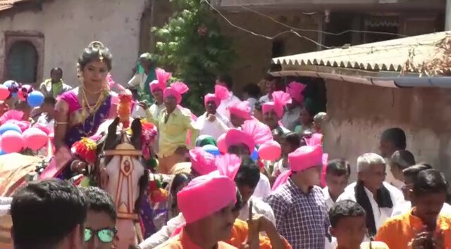 मुळात शेतकरी असल्यानं व्हराड बैलगाडीतूनच घेऊन जायचं त्यांनी ठरवलं. वडिलांनी गावातील 30हुन अधिक बैलगाडींचं बुकिंग करून त्या बैलगाड्या आकर्षक सजवल्या. मुळात शेतकरी असल्यानं व्हराड बैलगाडीतूनच घेऊन जायचं त्यांनी ठरवलं. वडिलांनी गावातील 30हुन अधिक बैलगाडींचं बुकिंग करून त्या बैलगाड्या आकर्षक सजवल्या.