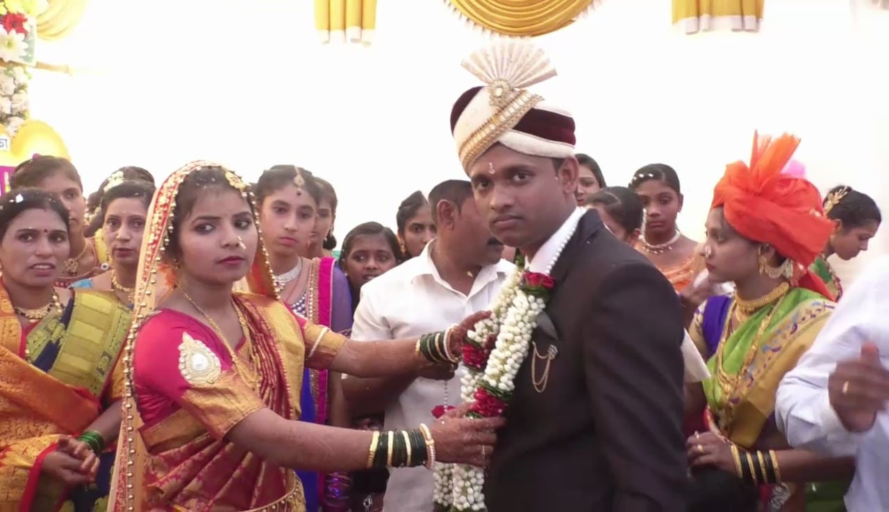 कोलोली गावातील मारुती श्रीपती जाधव यांची एकुलती एक मुलगी तृप्ती जाधव हिचं लग्न आयुष्यभर लक्षात राहावं म्हणून त्यांना काहीतरी वेगळं करायची इच्छा होती. कोलोली गावातील मारुती श्रीपती जाधव यांची एकुलती एक मुलगी तृप्ती जाधव हिचं लग्न आयुष्यभर लक्षात राहावं म्हणून त्यांना काहीतरी वेगळं करायची इच्छा होती.