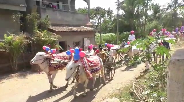 नवरी मुलीच्या वडिलांनी आपल्या मुलीच्या लग्नाचं व्हराड चक्क बैलगाड्यांमधून नेलं आणि अनेकांच्या तोंडाचा चंबू झाल्याचं पाहायला मिळालं. नवरी मुलीच्या वडिलांनी आपल्या मुलीच्या लग्नाचं व्हराड चक्क बैलगाड्यांमधून नेलं आणि अनेकांच्या तोंडाचा चंबू झाल्याचं पाहायला मिळालं.