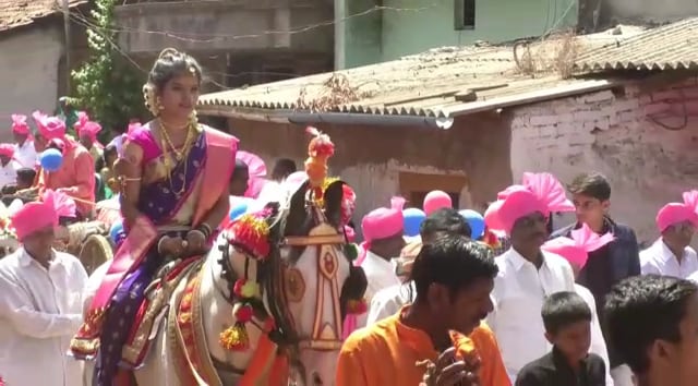 कोल्हापुरातल्या पन्हाळा तालुक्यातील कोलोली गावातसुद्धा असंच एक लग्न चांगलंच चर्चेत आलं आहे. जुन्या आणि पारंपरिक पद्धतीनं नवरी मुलीच्या वडिलांनी वऱ्हाड चक्क बैलगाड्यांमधून नेलं. कोल्हापुरातल्या पन्हाळा तालुक्यातील कोलोली गावातसुद्धा असंच एक लग्न चांगलंच चर्चेत आलं आहे. जुन्या आणि पारंपरिक पद्धतीनं नवरी मुलीच्या वडिलांनी वऱ्हाड चक्क बैलगाड्यांमधून नेलं.