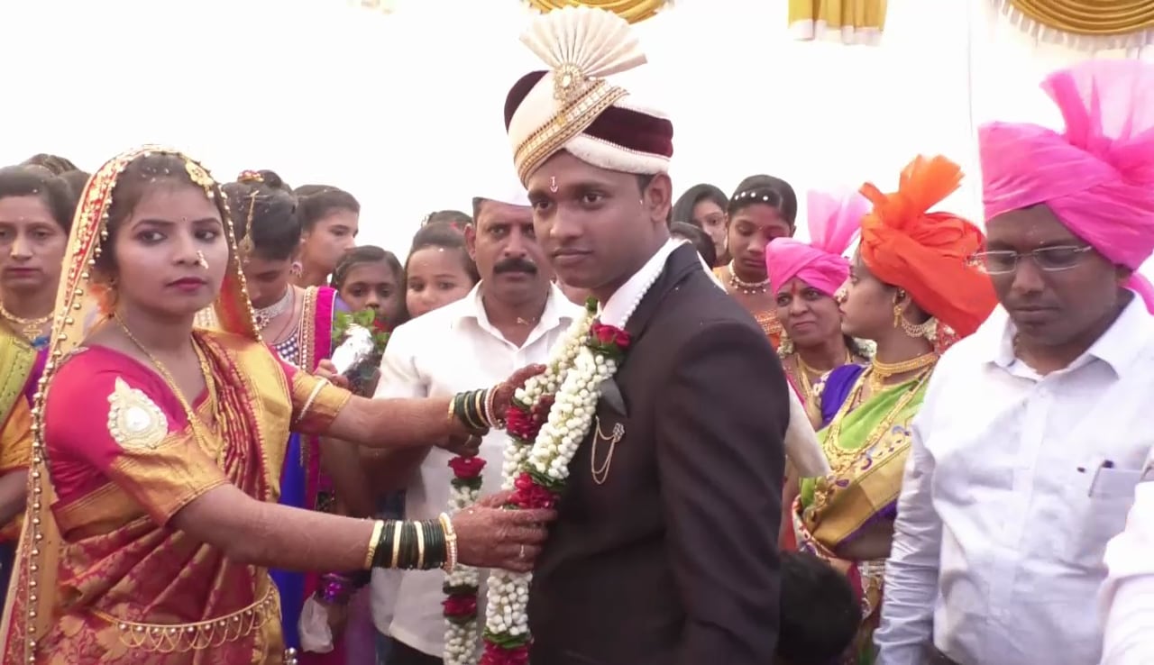 मे महिना म्हंटल की लग्न सराईची धामधूम. या धामधुमीत अनेक लग्न सोहळे चर्चेत आले. कोल्हापूर जिल्ह्यातल्या पन्हाळा तालुक्यातसुद्धा असाच एक लग्न सोहळा चर्चेचा विषय ठरला आहे. मे महिना म्हंटल की लग्न सराईची धामधूम. या धामधुमीत अनेक लग्न सोहळे चर्चेत आले. कोल्हापूर जिल्ह्यातल्या पन्हाळा तालुक्यातसुद्धा असाच एक लग्न सोहळा चर्चेचा विषय ठरला आहे.
