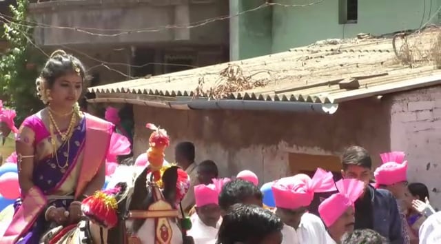 पण लग्नाचं वऱ्हाड न्यायचं म्हटल्यावर बैलगाड्यांच्या मालकांनीही खुश होऊन गुलाबी फेटे बांधले होते. पण लग्नाचं वऱ्हाड न्यायचं म्हटल्यावर बैलगाड्यांच्या मालकांनीही खुश होऊन गुलाबी फेटे बांधले होते.