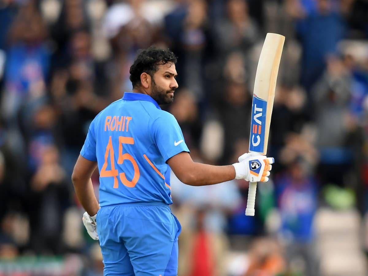 ऑस्ट्रेलियाविरोधात 20 धावा करताच रोहितच्या नावावर एक अनोखा विक्रम नावावर होणार आहे. रोहितनं ऑस्ट्रेलियाविरोधात आतापर्यंत 36 सामने खेळले आहेत. त्यात त्यानं 61.88च्या सरासरीनं 1980 धावा केल्या आहेत. ऑस्ट्रेलियाविरोधात 20 धावा करताच रोहितच्या नावावर एक अनोखा विक्रम नावावर होणार आहे. रोहितनं ऑस्ट्रेलियाविरोधात आतापर्यंत 36 सामने खेळले आहेत. त्यात त्यानं 61.88च्या सरासरीनं 1980 धावा केल्या आहेत.