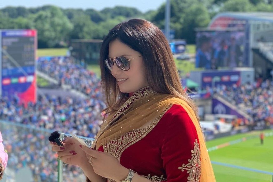 ICC Cricket World Cupमध्ये सध्या भारतीय संघाची तुफान चर्चा आहे. कारण भारतानं वर्ल्ड कपमध्ये एकही सामना गमावलेला नाही. अफगाणिस्तानला नमवतं विराटसेनेनं आपला सगल चौथ्या विजय नोंदवला. सामन्यात शेवटच्या षटकात हॅट्रीक घेत भारतानं अटीतटीचा सामना 11 धावांनी जिंकला. मात्र या सामन्यात विराटसेने ऐवजी चर्चा रंगली ती एका हॉट अॅंकरची. सध्या सोशल मीडियावर तिचे फोटो सध्या व्हायरल होत आहे. ICC Cricket World Cupमध्ये सध्या भारतीय संघाची तुफान चर्चा आहे. कारण भारतानं वर्ल्ड कपमध्ये एकही सामना गमावलेला नाही. अफगाणिस्तानला नमवतं विराटसेनेनं आपला सगल चौथ्या विजय नोंदवला. सामन्यात शेवटच्या षटकात हॅट्रीक घेत भारतानं अटीतटीचा सामना 11 धावांनी जिंकला. मात्र या सामन्यात विराटसेने ऐवजी चर्चा रंगली ती एका हॉट अॅंकरची. सध्या सोशल मीडियावर तिचे फोटो सध्या व्हायरल होत आहे.