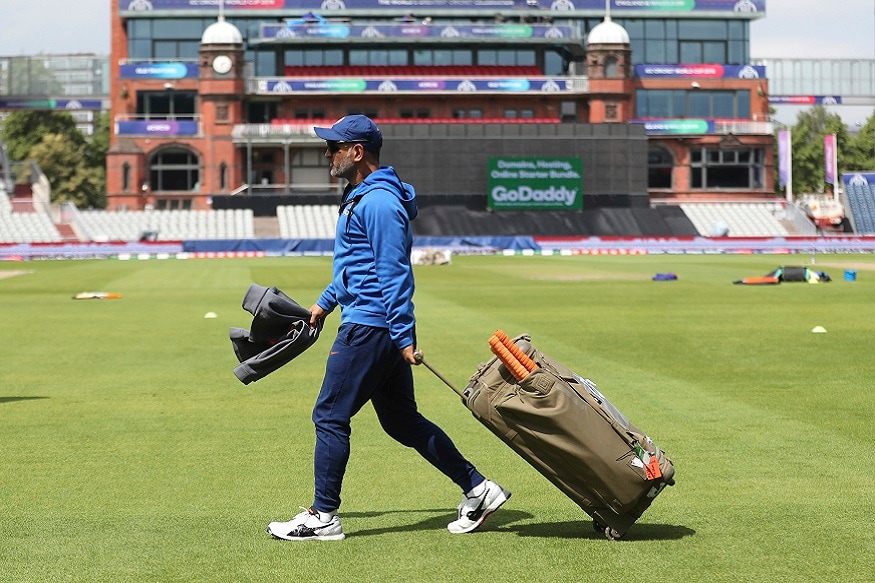 ICC world cup 2019मध्ये भारतीय संघाने आतापर्यंत दमदार कामगिरी केली आहे. फलंदाजी असो की गोलंदाजी किंवा मग क्षेत्ररक्षण भारतीय संघाने सर्वच पातळीवर चांगली कामगिरी केली आहे. पण एकच गोष्ट आहे जी भारतीय संघाला आणि चाहत्यांना देखील खटकत आहे आणि ती म्हणजे महेंद्रसिंग धोनीची फलंदाजी... अफगाणिस्तानविरुद्धच्या सामन्यात संध गतीने फलंदाजी केल्याबद्दल धोनीवर अनेकांनी टीका केली होती. भारताचे सेमीफायनलचे तिकीट जवळपास निश्चित मानले जात आहे. पण संघाला धोनीच्या कामगिरीची काळजी लागली आहे. ICC world cup 2019मध्ये भारतीय संघाने आतापर्यंत दमदार कामगिरी केली आहे. फलंदाजी असो की गोलंदाजी किंवा मग क्षेत्ररक्षण भारतीय संघाने सर्वच पातळीवर चांगली कामगिरी केली आहे. पण एकच गोष्ट आहे जी भारतीय संघाला आणि चाहत्यांना देखील खटकत आहे आणि ती म्हणजे महेंद्रसिंग धोनीची फलंदाजी... अफगाणिस्तानविरुद्धच्या सामन्यात संध गतीने फलंदाजी केल्याबद्दल धोनीवर अनेकांनी टीका केली होती. भारताचे सेमीफायनलचे तिकीट जवळपास निश्चित मानले जात आहे. पण संघाला धोनीच्या कामगिरीची काळजी लागली आहे.