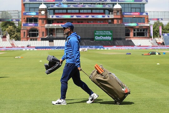 ICC world cup 2019मध्ये भारतीय संघाने आतापर्यंत दमदार कामगिरी केली आहे. फलंदाजी असो की गोलंदाजी किंवा मग क्षेत्ररक्षण भारतीय संघाने सर्वच पातळीवर चांगली कामगिरी केली आहे. पण एकच गोष्ट आहे जी भारतीय संघाला आणि चाहत्यांना देखील खटकत आहे आणि ती म्हणजे महेंद्रसिंग धोनीची फलंदाजी... अफगाणिस्तानविरद्धच्या सामन्यात संध गतीने फलंदाजी केल्याबद्दल धोनीवर अनेकांनी 
टीका केली होती. भारताचे सेमीफायनलचे तिकीट जवळपास निश्चित मानले जात आहे. पण संघाला धोनीच्या कामगिरीची काळजी लागली आहे. 