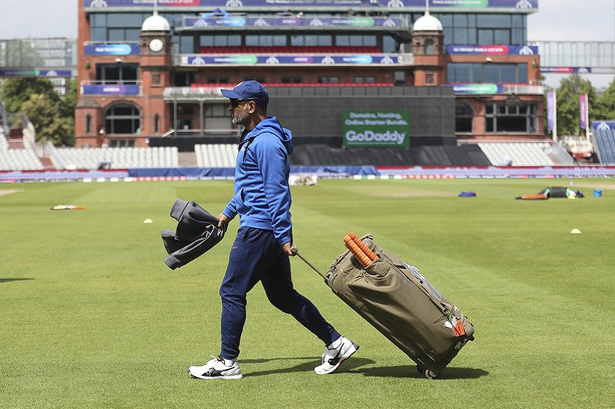 ICC world cup 2019मध्ये भारतीय संघाने आतापर्यंत दमदार कामगिरी केली आहे. फलंदाजी असो की गोलंदाजी किंवा मग क्षेत्ररक्षण भारतीय संघाने सर्वच पातळीवर चांगली कामगिरी केली आहे. पण एकच गोष्ट आहे जी भारतीय संघाला आणि चाहत्यांना देखील खटकत आहे आणि ती म्हणजे महेंद्रसिंग धोनीची फलंदाजी... अफगाणिस्तानविरद्धच्या सामन्यात संध गतीने फलंदाजी केल्याबद्दल धोनीवर अनेकांनी
टीका केली होती. भारताचे सेमीफायनलचे तिकीट जवळपास निश्चित मानले जात आहे. पण संघाला धोनीच्या कामगिरीची काळजी लागली आहे.