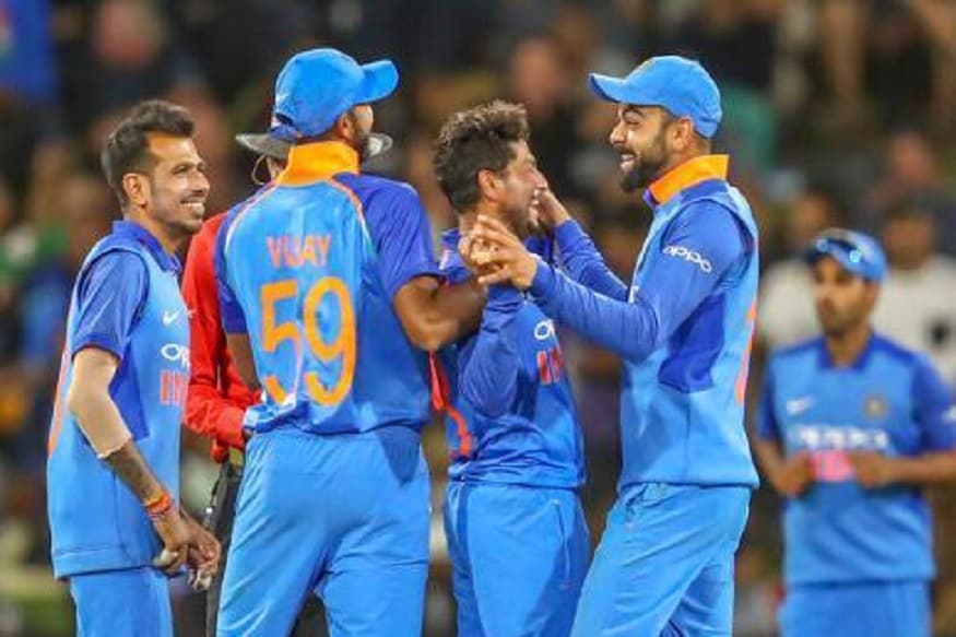आयसीसी क्रिकेट वर्ल्ड कप स्पर्धेला इंग्लंमध्ये 30 मे पासून सुरुवात झाली आहे. या स्पर्धेत दहा संघ सहभागी झाले असून यंदा 1992 च्या वर्ल्ड कपप्रमाणे राउंड रॉबिन पद्धतीनं सामने खेळवले जाणार आहेत. यामुळे प्रत्येक संघासोबत सामने होणार असून कोणताही संघ धक्कादायक कामगिरी करून पहिल्या चार मध्ये स्थान मिळवू शकतो. आयसीसी क्रिकेट वर्ल्ड कप स्पर्धेला इंग्लंमध्ये 30 मे पासून सुरुवात झाली आहे. या स्पर्धेत दहा संघ सहभागी झाले असून यंदा 1992 च्या वर्ल्ड कपप्रमाणे राउंड रॉबिन पद्धतीनं सामने खेळवले जाणार आहेत. यामुळे प्रत्येक संघासोबत सामने होणार असून कोणताही संघ धक्कादायक कामगिरी करून पहिल्या चार मध्ये स्थान मिळवू शकतो.