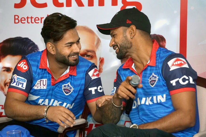 आयसीसी क्रिकेट वर्ल्ड कपमध्ये भारताला मोठा धक्का बसला असून सलामीवीर शिखर धवन दुखापतीने खेळण्याची शक्यता कमी झाली आहे. आता त्याच्या जागी संघात कोणाची वर्णी लागणार याची चर्चा सुरू आहे. आयसीसी क्रिकेट वर्ल्ड कपमध्ये भारताला मोठा धक्का बसला असून सलामीवीर शिखर धवन दुखापतीने खेळण्याची शक्यता कमी झाली आहे. आता त्याच्या जागी संघात कोणाची वर्णी लागणार याची चर्चा सुरू आहे.