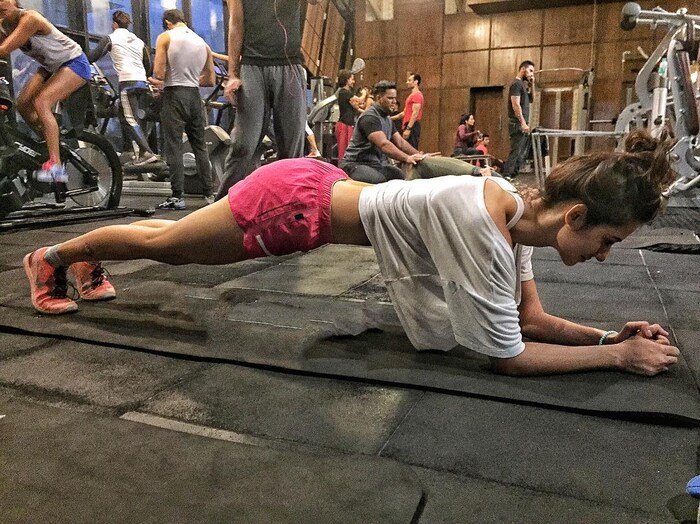 दिशाचा डाएट प्लानसुद्धा प्रोटीन आणि विटामिन्सनी परिपूर्ण असतो. ब्रेकफास्टमध्ये ती रोज 2-3 अंडी, टोस्ट दूध किंवा ज्यूस घेते. तर लंच आणि डिनरमध्ये ताजी फळं, ज्यूस, हिरव्या भाज्यांचं सलाड, ब्राऊन राइस आणि डाळ याचा समावेश असतो. तसेच मधल्या वेळचं खाणं म्हणून ती बदाम किंवा शेंगदाणे खाते. 