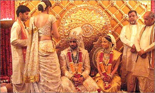 ऐश्वर्या- अभिषेकः एक वर्ष एकमेकांना डेट केल्यानंतर ऐश्वर्या आणि अभिषेकने २० एप्रिल २००७ मध्ये लग्न केलं. लग्नाच्या सर्व विधी ग्रँड लेवलवर पार पडल्या. अभिषेकने लग्नात अबु जानी आणि संदीप खोसला यांनी डिझाइन केलेली शेरवानी घातली होती तर ऐश्वर्याने सोनेरी रंगाची कांजीवर साडी नेसली होती. ऐश्वर्याच्या पूर्ण पेहरावाची किंमत जवळपास ७५ लाख रुपये होती. ऐश्वर्या अभिषेकचं लग्न मुंबईत जरी झालं असलं तरी त्यांच्या लग्नात पाण्यासारखा पैसा खर्च करण्यात आला होता. मीडिया रिपोर्टनुसार ११ वर्षांपूर्वी झालेल्या या लग्नाला सुमारे सहा कोटी रुपये खर्च आला होता. तेव्हा लग्नाला सहा कोटी रुपये खर्च करणं ही फार मोठी गोष्ट होती. ऐश्वर्या- अभिषेकः एक वर्ष एकमेकांना डेट केल्यानंतर ऐश्वर्या आणि अभिषेकने २० एप्रिल २००७ मध्ये लग्न केलं. लग्नाच्या सर्व विधी ग्रँड लेवलवर पार पडल्या. अभिषेकने लग्नात अबु जानी आणि संदीप खोसला यांनी डिझाइन केलेली शेरवानी घातली होती तर ऐश्वर्याने सोनेरी रंगाची कांजीवर साडी नेसली होती. ऐश्वर्याच्या पूर्ण पेहरावाची किंमत जवळपास ७५ लाख रुपये होती. ऐश्वर्या अभिषेकचं लग्न मुंबईत जरी झालं असलं तरी त्यांच्या लग्नात पाण्यासारखा पैसा खर्च करण्यात आला होता. मीडिया रिपोर्टनुसार ११ वर्षांपूर्वी झालेल्या या लग्नाला सुमारे सहा कोटी रुपये खर्च आला होता. तेव्हा लग्नाला सहा कोटी रुपये खर्च करणं ही फार मोठी गोष्ट होती.