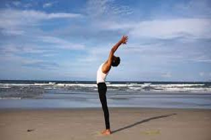 <strong>ताडासन -</strong> ताडासन करताना शरीराची स्थिती ताडीच्या झाडाप्रमाणे ताठ असते, त्यामुळे या आसनाला ताडासन असं म्हणतात. सरळ उभं राहून पायाची बोटे आणि पंजे समांतर ठेवून हात सरळ कमरेला लावून उभं राहावं. त्यानंतर हळू हळू हात खांद्यापर्यंत आणून त्यांना डोक्याच्यावर नेत केवळ तळ पायांवर उभे राहावे. हाताच्या पंज्यांना विरुद्ध दिशेने नेऊन वर ओढावे.<br /> लाभ - पायांचे स्नायू आणि पंजे मजबूत होतात. छाती आणि पोट यांच्यावर ताण पडल्याने आजार दूर होतात. मुलांच्या शारीरिक वाढीसाठी महत्त्वपूर्ण आहे. <strong>ताडासन -</strong> ताडासन करताना शरीराची स्थिती ताडीच्या झाडाप्रमाणे ताठ असते, त्यामुळे या आसनाला ताडासन असं म्हणतात. सरळ उभं राहून पायाची बोटे आणि पंजे समांतर ठेवून हात सरळ कमरेला लावून उभं राहावं. त्यानंतर हळू हळू हात खांद्यापर्यंत आणून त्यांना डोक्याच्यावर नेत केवळ तळ पायांवर उभे राहावे. हाताच्या पंज्यांना विरुद्ध दिशेने नेऊन वर ओढावे.<br /> लाभ - पायांचे स्नायू आणि पंजे मजबूत होतात. छाती आणि पोट यांच्यावर ताण पडल्याने आजार दूर होतात. मुलांच्या शारीरिक वाढीसाठी महत्त्वपूर्ण आहे.