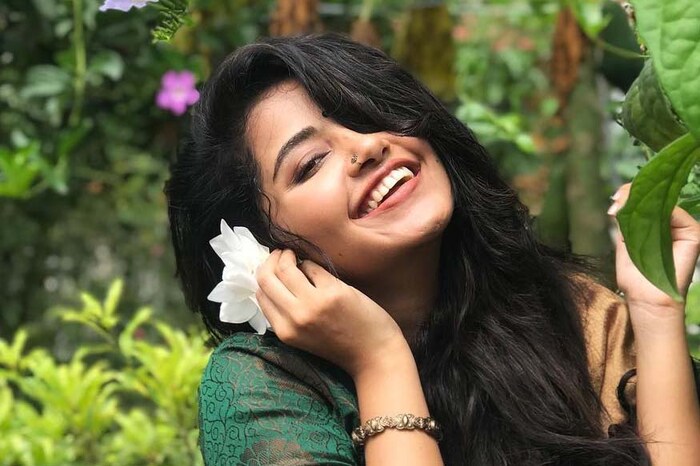 अनेकदा अभिनेत्री सामने पाहण्यासाठी मैदानावर येत असतात. त्यांवेळी एखाद्या खेळाडूसोबत त्यांची भेट झाली तरी त्यांच्यात गुफ्तगू असल्याच्या बातम्या येतात.